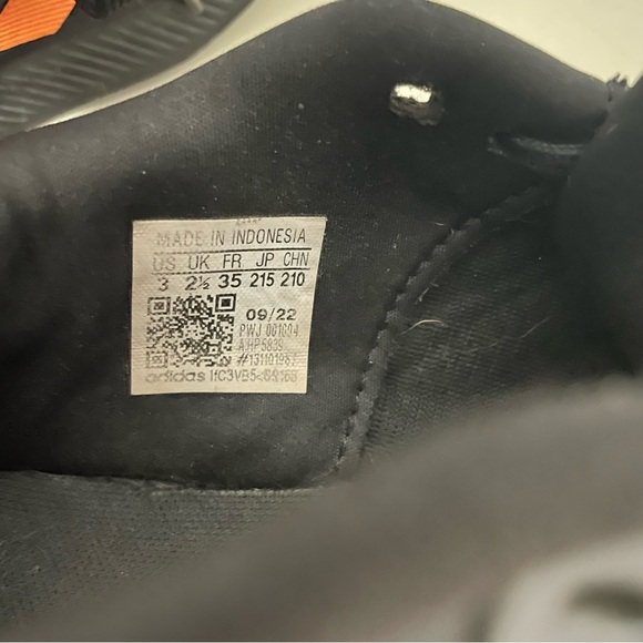 Boys adidas sneakers size 3 - Picture 2 of 5